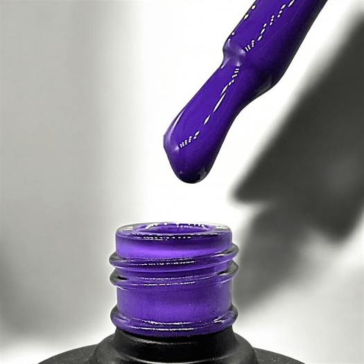 Royal är en förtrollande lila färg som är både djärv och sofistikerad. Med sin rika och intensiva ton ger den naglarna ett elega