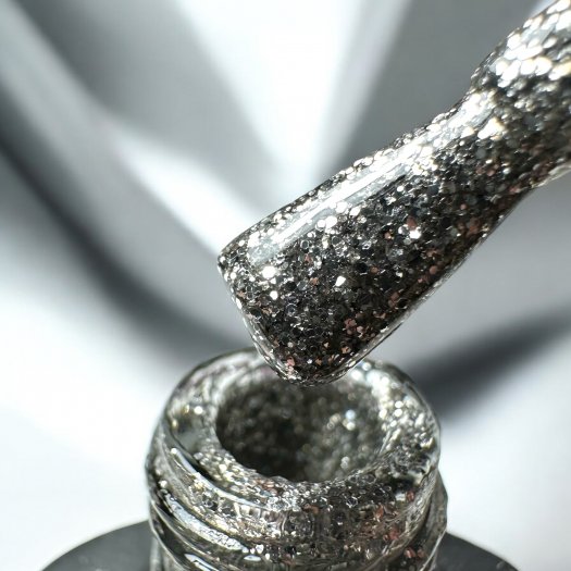 Silver Twinkle Gel Polish från Nail Systems of Sweden – naglar med fint silvrigt glitter och glansig finish som ger en elegant,