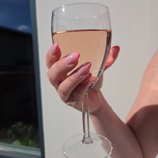 Sing Sing är en korallrosa gelpolish med mjuk och feminin ton som ger naglarna ett fräscht och piggt uttryck. Självutjämnande fo