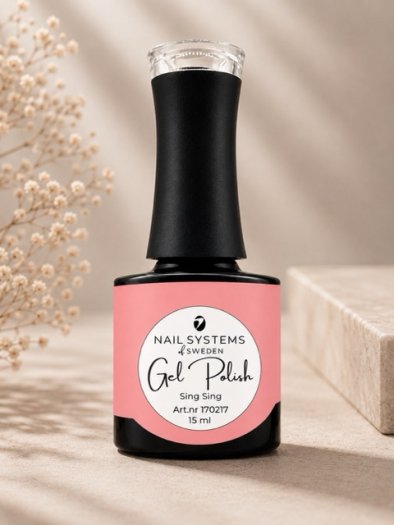 Sing Sing är en korallrosa gelpolish med mjuk och feminin ton som ger naglarna ett fräscht och piggt uttryck. Självutjämnande fo