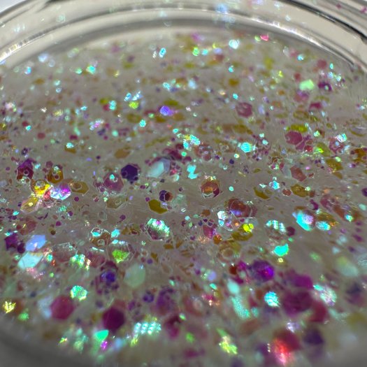 Glit-Mix Opal Frost är ett vitt glitter i mixade storlekar med rosa och grönt skimmer. 5g burk. Använd i klibbig gelé, kapsla in