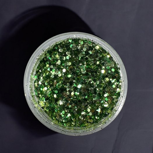 Glit-Mix Sage Shine är ett mellanljus grönt glitter i mixade storlekar med dämpad ton. 5g burk. Applicera i klibbig gelé, kapsla