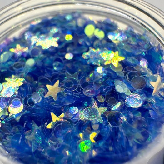 Glit-Mix Sky Twinkle contains transparent blue sequins in both round and star shapes. 5g jar. For encapsulation in design only –