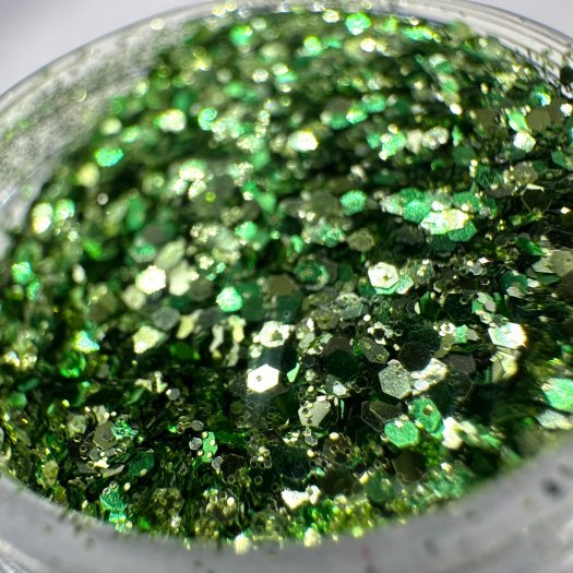 Glit-Mix Sage Shine är ett mellanljus grönt glitter i mixade storlekar med dämpad ton. 5g burk. Applicera i klibbig gelé, kapsla