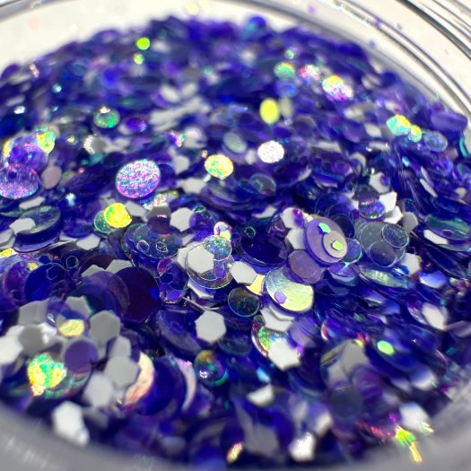 Glit-Mix Lavender Disco är en mix av paljetter i olika lila nyanser och storlekar, både transparenta och täckande. Endast för in