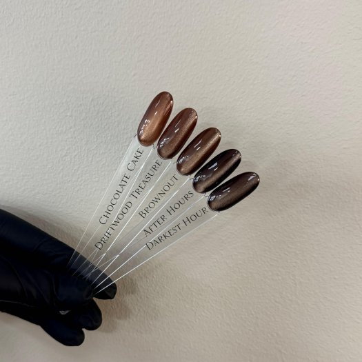 Tigers Eye Cat Eye är en varm brun gelpolish med gyllene skimmer och magnetisk cat eye-effekt som skapar djup och rörelse i nage