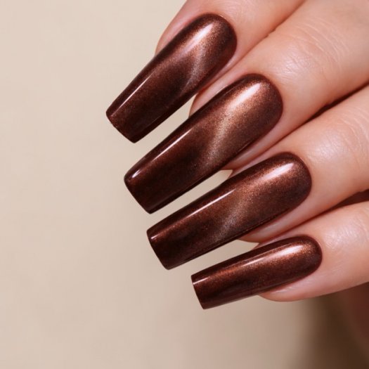 Tigers Eye Cat Eye är en varm brun gelpolish med gyllene skimmer och magnetisk cat eye-effekt som skapar djup och rörelse i nage