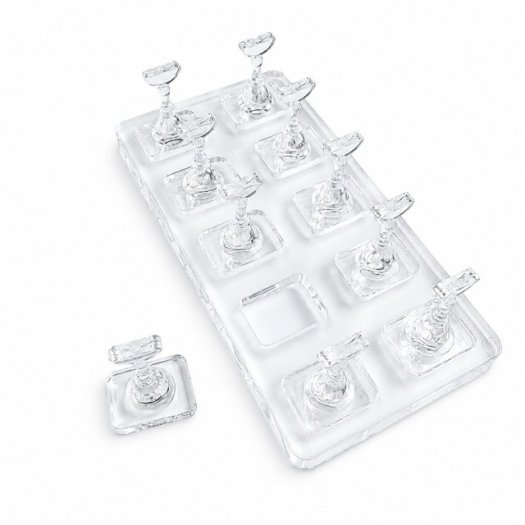 Stilren och praktisk display för nail tips och nail art. NS Tip Stage är utan magneter vilket gör den perfekt för cat eye-design