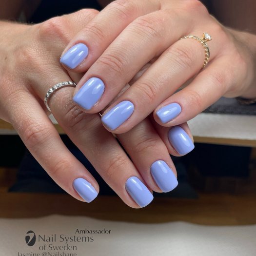 Beach Waves Gel Polish i havsblå nyans med glansig finish som ger en lugn och avslappnad känsla på naglarna.