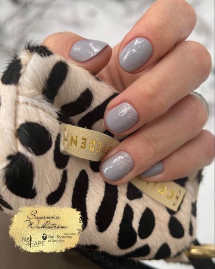 Elephant in the Sun Nail Systems Gel Polish – naglar med solbelyst elefantinspirerad design i varma och jordnära nyanser. Perfek