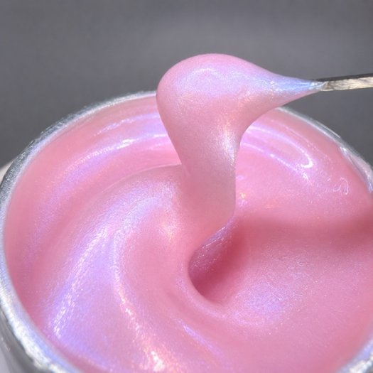 NS Acrygel Vivid Rose är en ljusrosa acrygel med mjölkig opaleffekt och pärlemorskimmer som ger naglarna ett glowigt och elegant