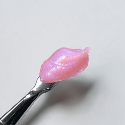 NS Acrygel Vivid Rose är en ljusrosa acrygel med mjölkig opaleffekt och pärlemorskimmer som ger naglarna ett glowigt och elegant