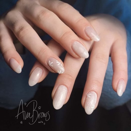 En högpigmenterad nail art gel i vitt som är perfekt för tunna linjer, swirls och detaljerad nail art. Appliceras ovanpå valfri