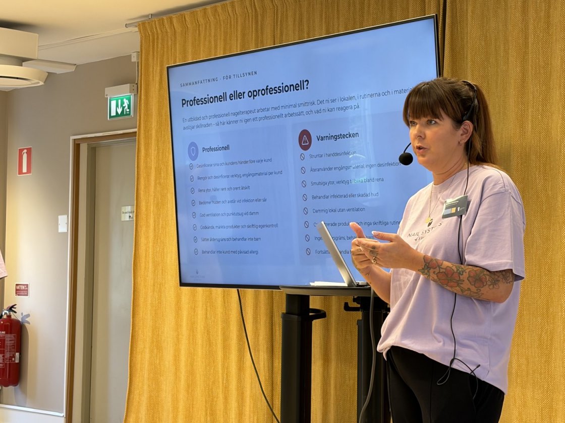 Slide som jämför ett professionellt arbetssätt med varningstecken i nagelsalongen