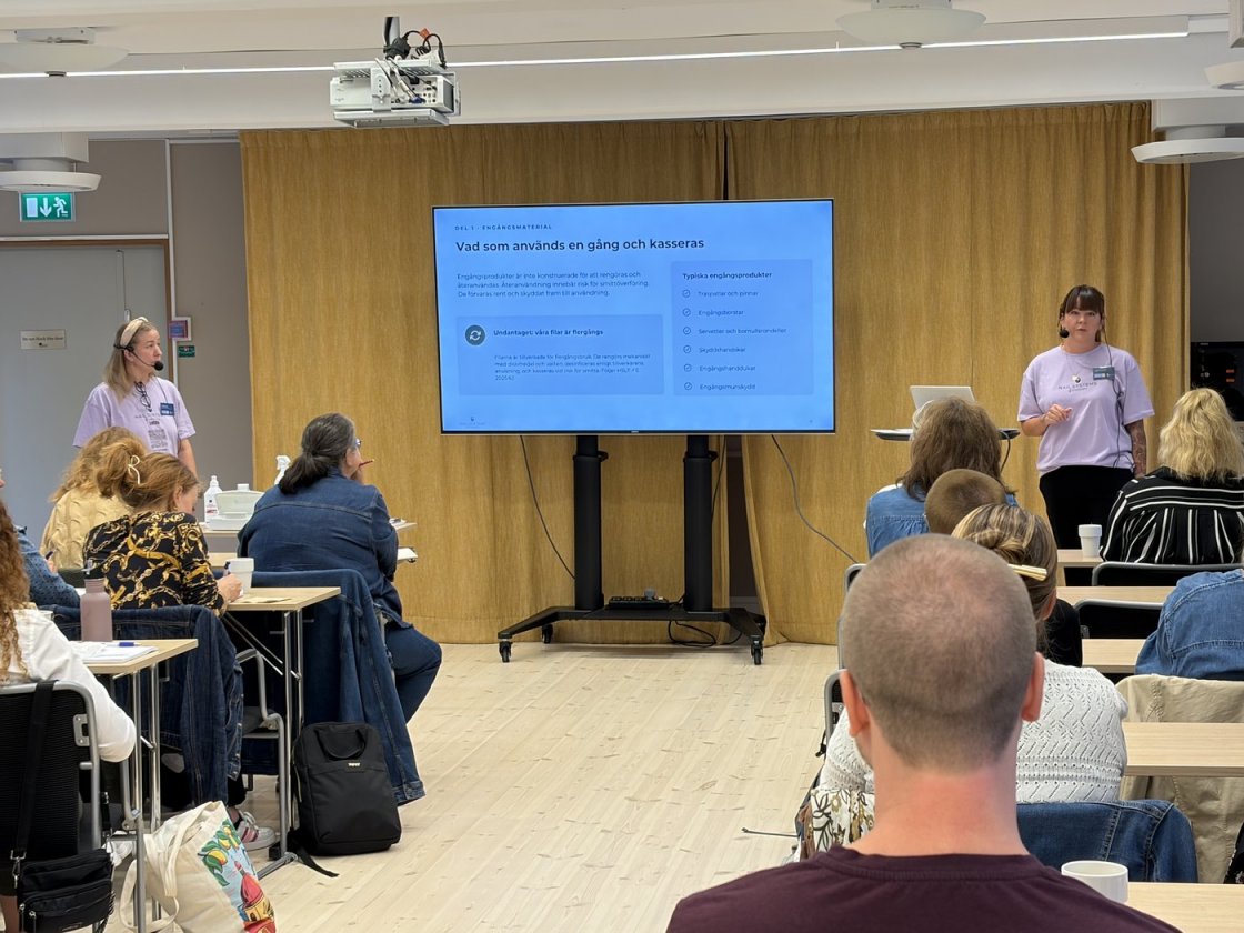 Miljöinspektörer i publiken under föreläsningen om engångsmaterial och hygien