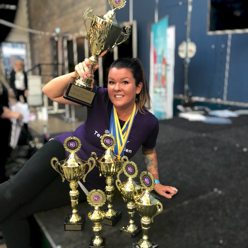 Nagelbehandling i salong med gelpolish